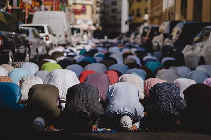 BBC Broadcasts Muslim Prayers on Radio for The First Time